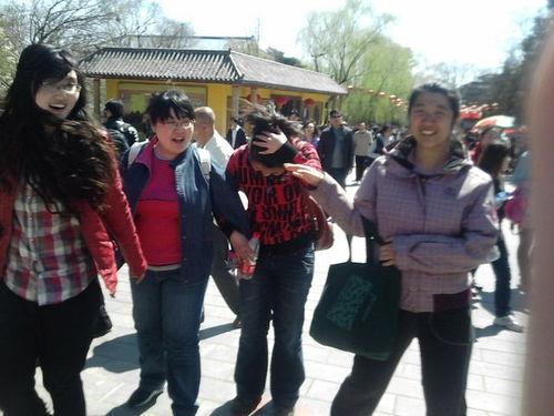 公园爬山吃瓜,山间小憩吃瓜乐享悠闲时光