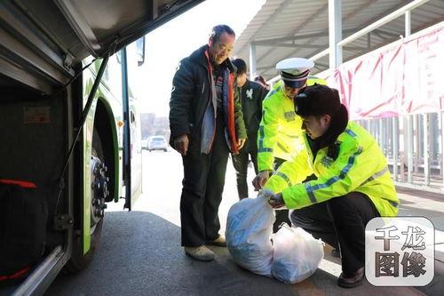最美网红交警敖翔,用微笑守护交通，用热情温暖人心