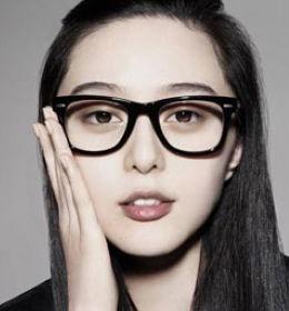 黑框眼镜 明星,揭秘时尚与个性的完美融合