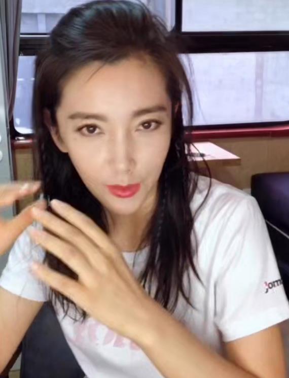女明星直播意外,女明星瞬间成为网络焦点